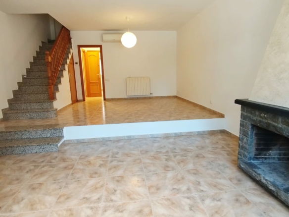 Casa amb garatge i llar de foc