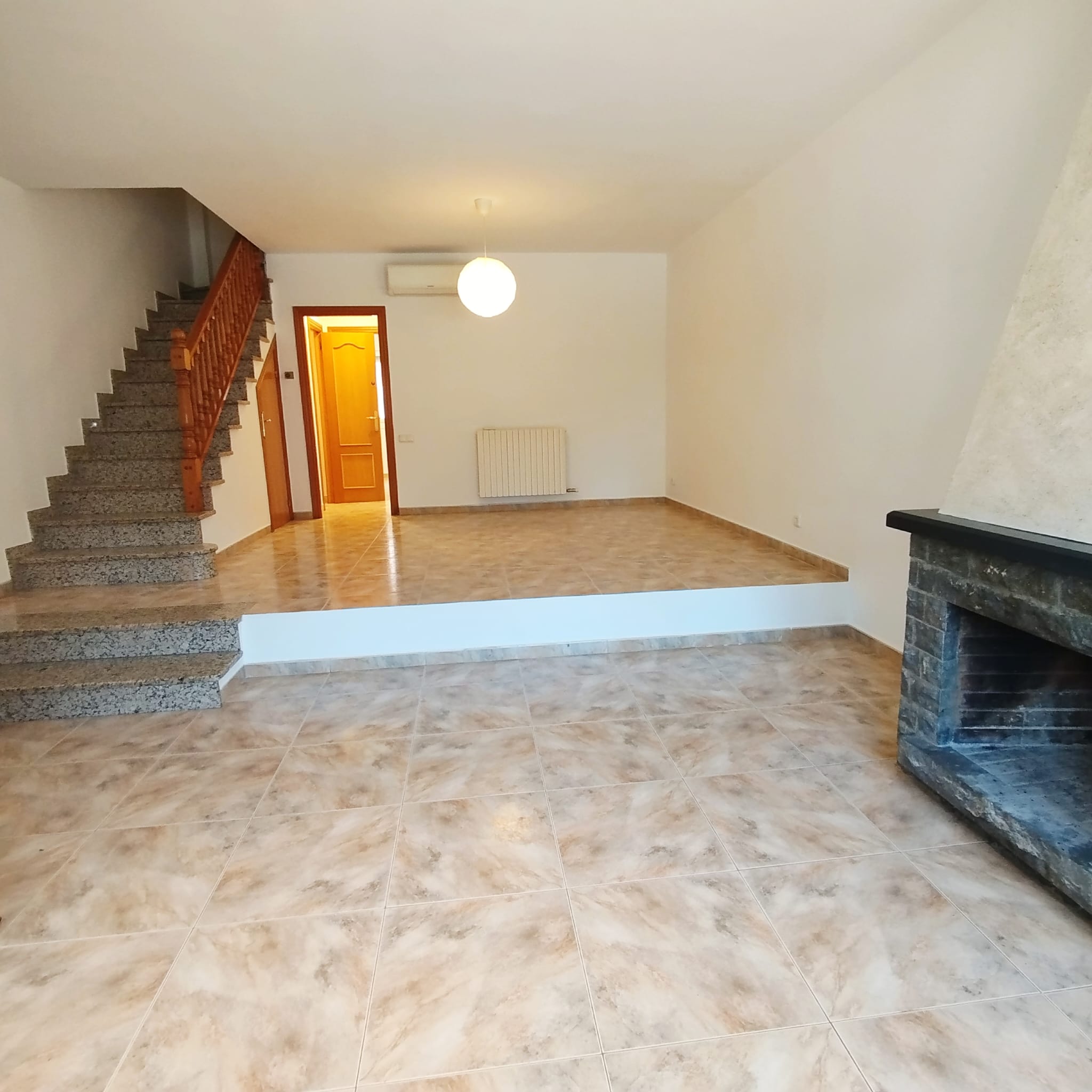Casa amb garatge i llar de foc