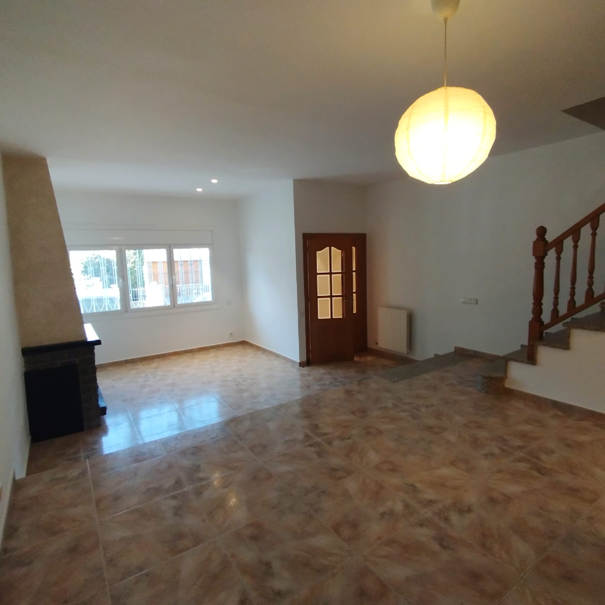 Casa amb garatge i llar de foc