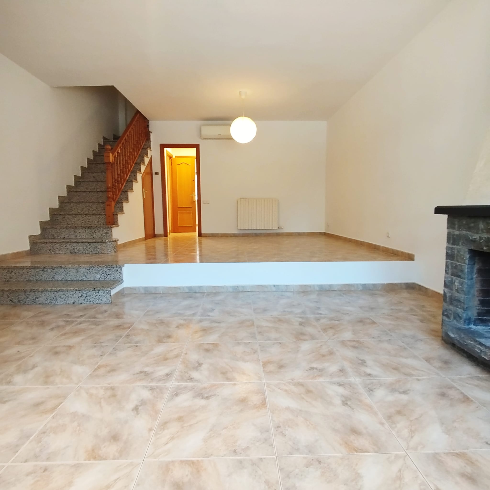 Casa amb garatge i llar de foc