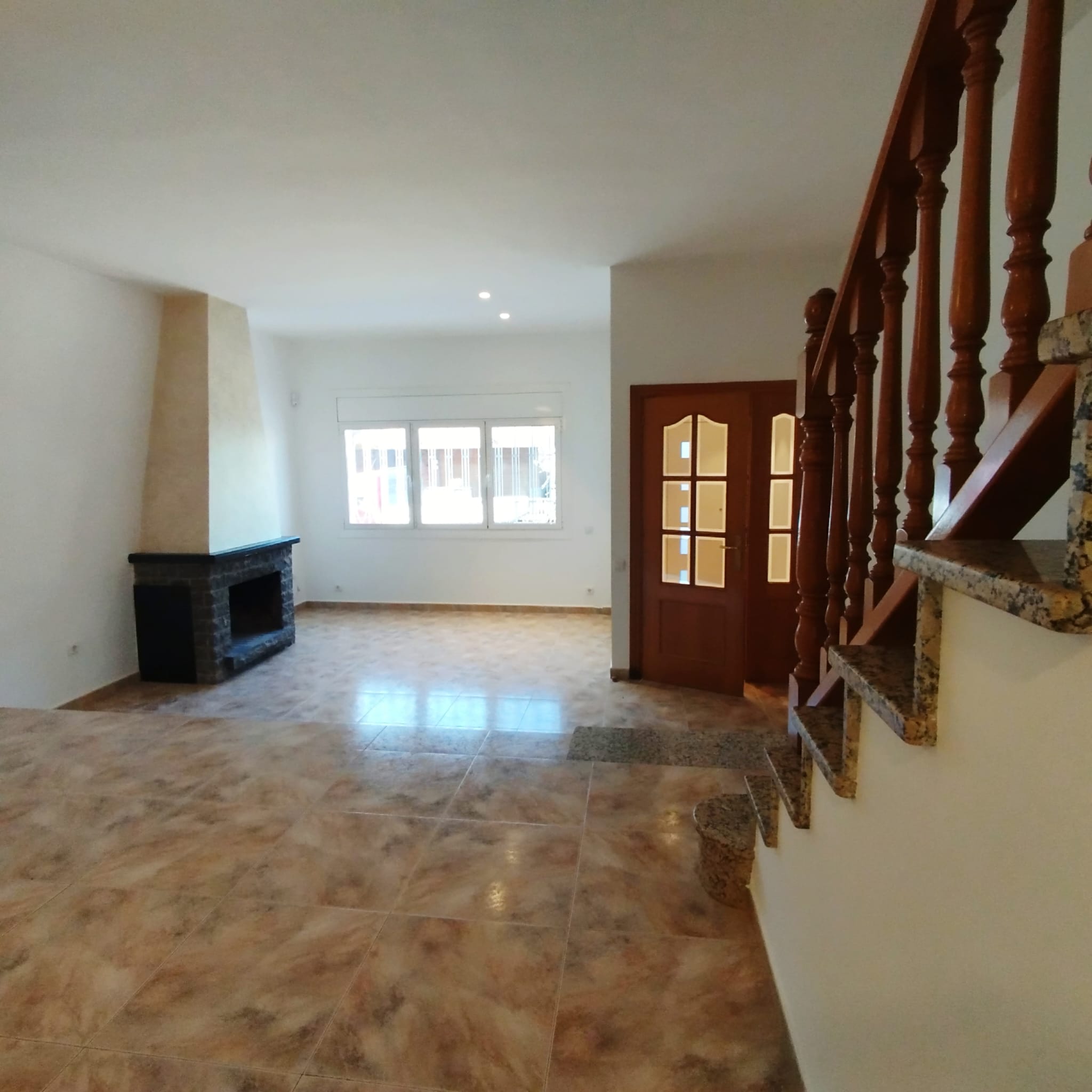 Casa amb garatge i llar de foc
